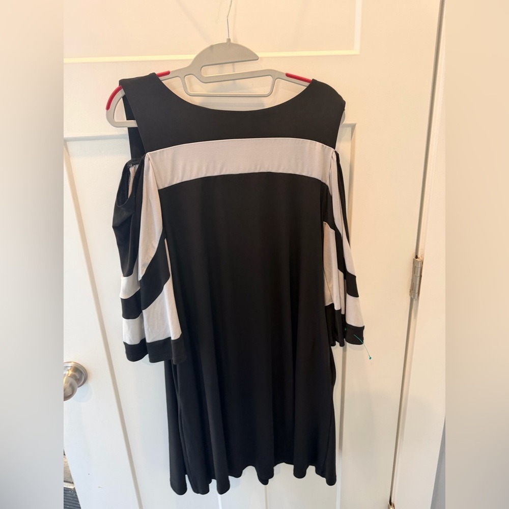 Nina Leonard Black Colorblock Cold Shoulder Dress Medium Swing Knit